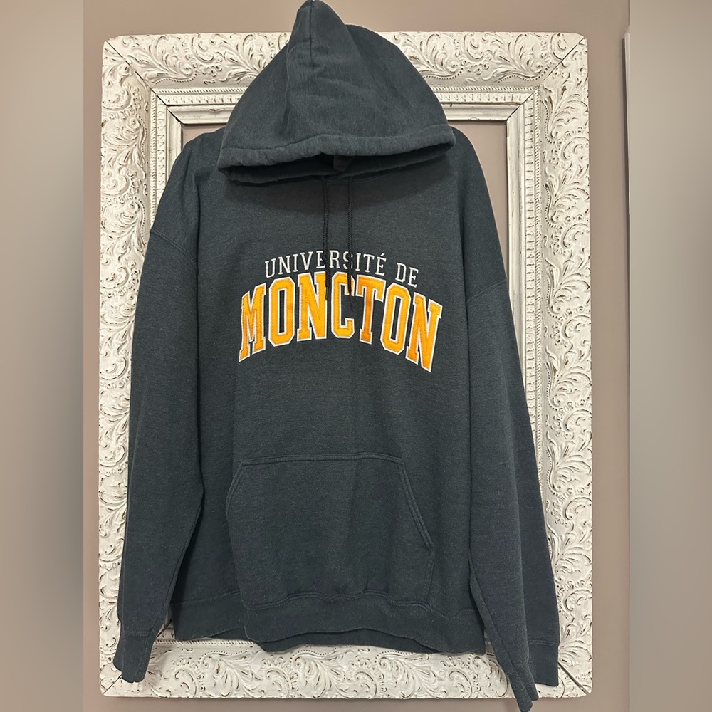 University of Moncton Gildan Dark Gray Hoodie. Size XL. ❣️